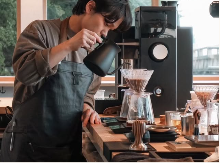 BonTin cafe でコーヒーを淹れるスタッフ